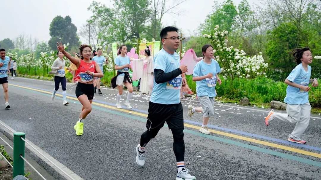被风景“带跑”是啥体验？温江这场村跑告诉你