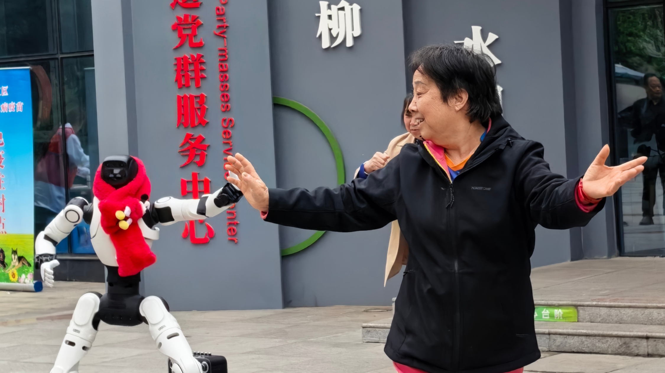 柳城街道新华社区开展“AI+助老”服务活动