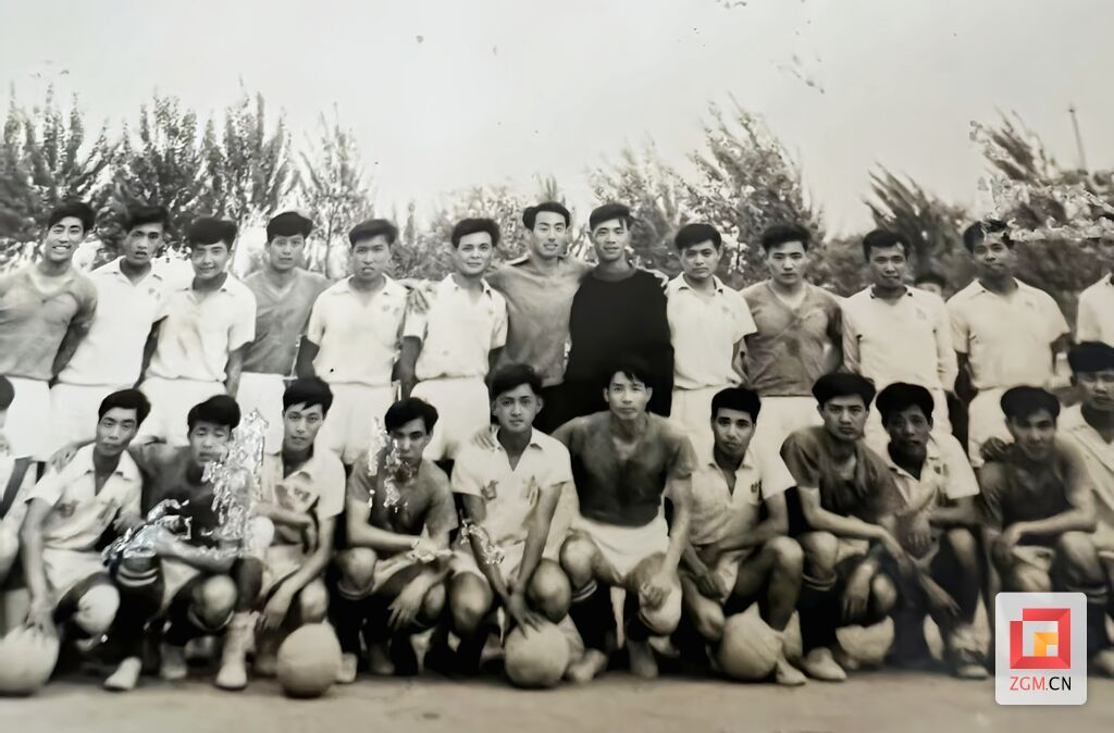 照片为陈德立（前排居中）随甘肃队在北京先农坛集训期间和国家队部分球员的合影。.jpg